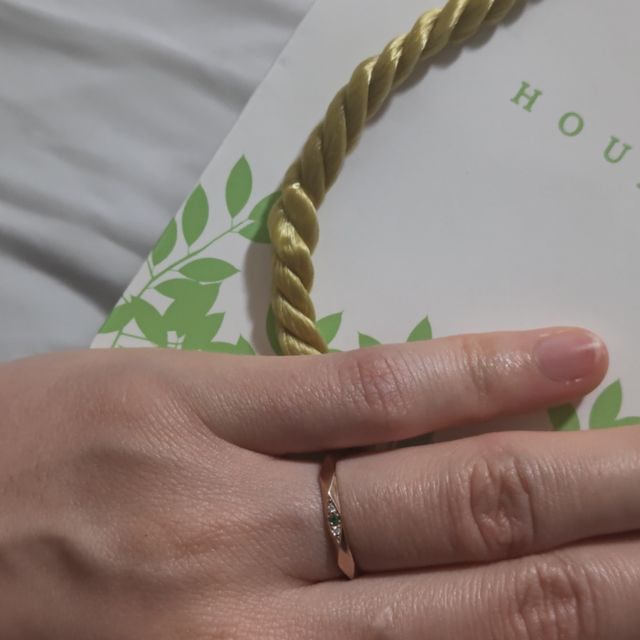 【宝寿堂(ほうじゅどう)の口コミ】 試着をする際に変わった
デザインで目にとまりました。

地金の変更や石の…