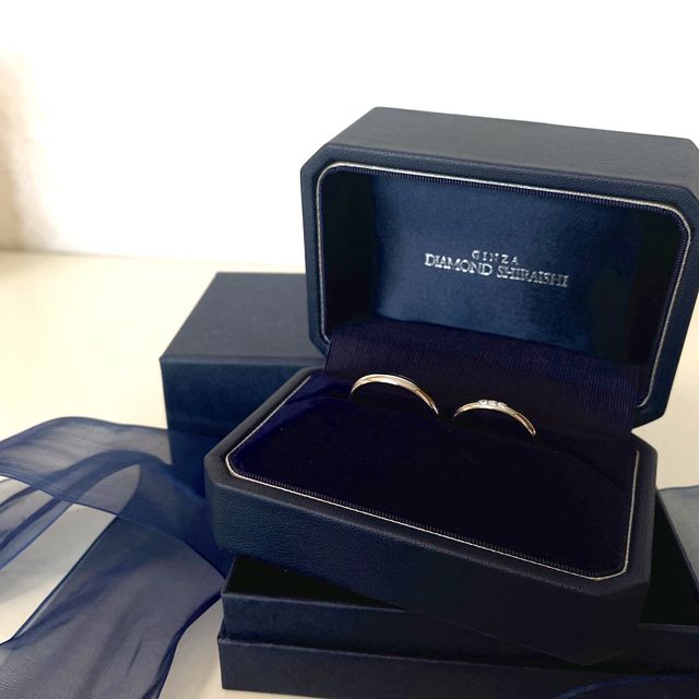 【銀座ダイヤモンドシライシの口コミ】 婚約指輪と重ねた時の見た目とスキマの空き具合、フィット感がベストマッ…