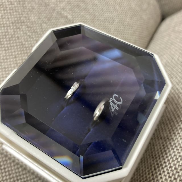 【4℃ BRIDAL(ヨンドシーブライダル)の口コミ】 幼少期から指輪は、4℃と決めてました。
実際に色々なリングを手に取ってみ…