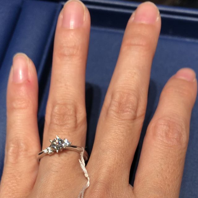 【銀座ダイヤモンドシライシの口コミ】 いろいろ試着させて頂いてウェーブのデザインが気に入り、その中でこの指…