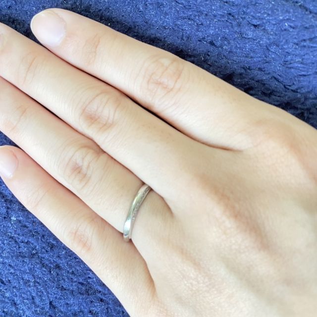 【4℃ BRIDAL(ヨンドシーブライダル)の口コミ】 婚約指輪とセットでつけられるように同じウェーブタイプを探していました…