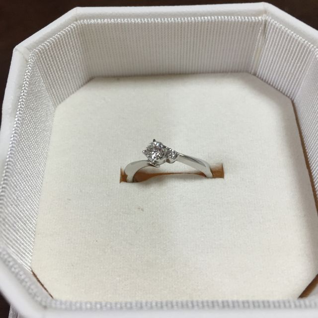 【4℃ BRIDAL(ヨンドシーブライダル)の口コミ】 形が、とてもかわいくて購入しました。普段、指輪をしないのでどのように…