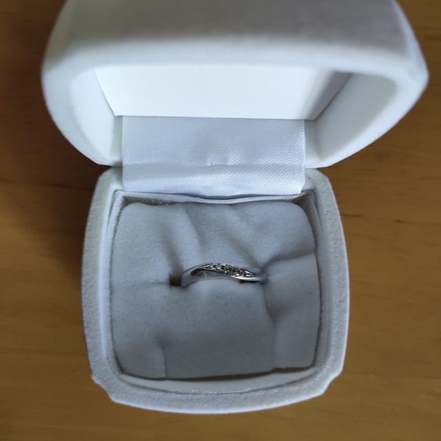 【ROYAL ASSCHER(ロイヤル・アッシャー)の口コミ】 デザインが美しく、惹かれたからです。曲線型で少しひねりのあるデザイン…