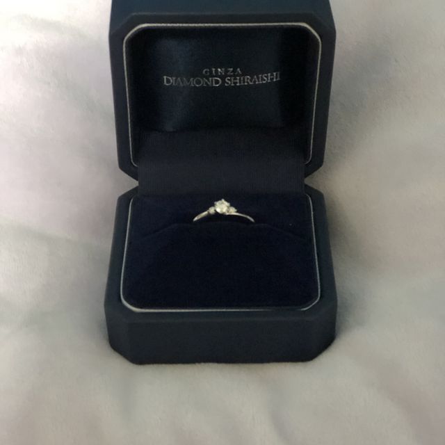【銀座ダイヤモンドシライシの口コミ】 婚約指輪は主人が選んでくれました。
私は結婚指輪と重ね付けでつけている…
