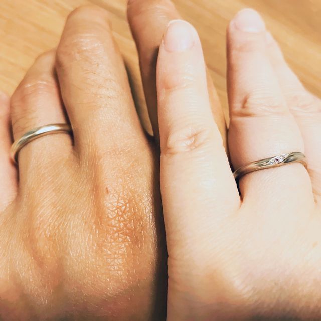 【ケイウノ ブライダル(K.UNO BRIDAL)の口コミ】 いろいろな種類を拝見させて頂いた中で、この木目調のデザインや形状が、…