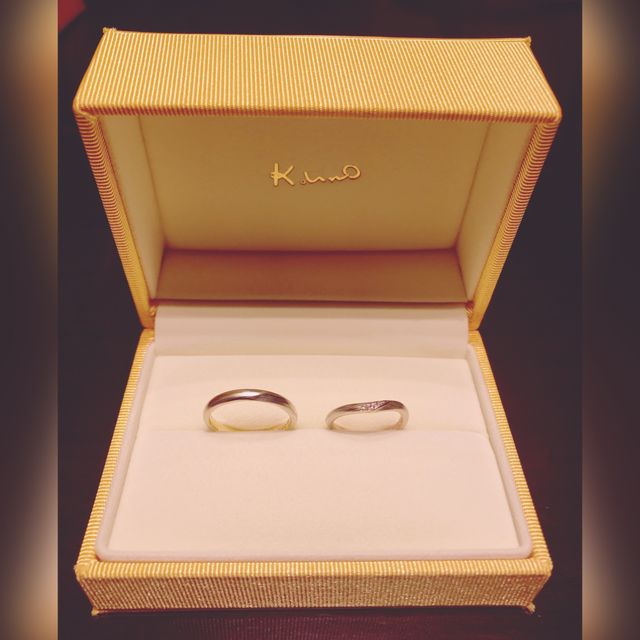 【ケイウノ ブライダル(K.UNO BRIDAL)の口コミ】 いろいろな種類を拝見させて頂いた中で、この木目調のデザインや形状が、…