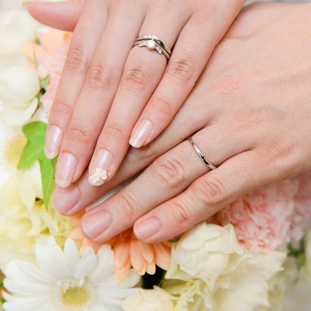 【アンジェリックフォセッテ(Angelique Fossette)の口コミ】 婚約指輪を先に選んだため、その指輪のカーブに合うものを選びました。流…