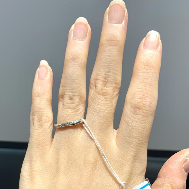 【銀座ダイヤモンドシライシの口コミ】 ウェーブのデザインに一目惚れしました。左下から右上にかけてダイヤモン…