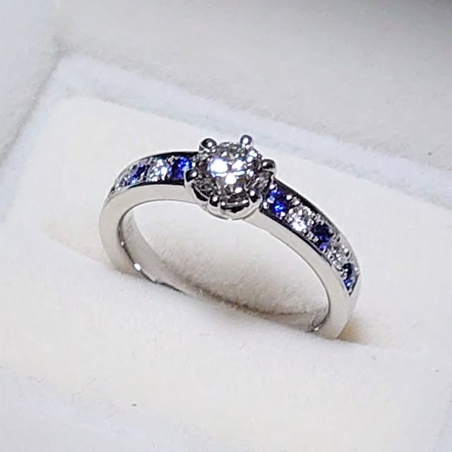 【職人工房の口コミ】 ダイヤモンドのルースを持ち込み、次のようにお願いしました。
・中央のダ…