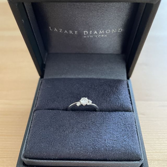 【ラザール ダイヤモンド(LAZARE DIAMOND)の口コミ】 もともと結婚指輪と重ね付けしたいと考えていて、ウェーブタイプのものが…