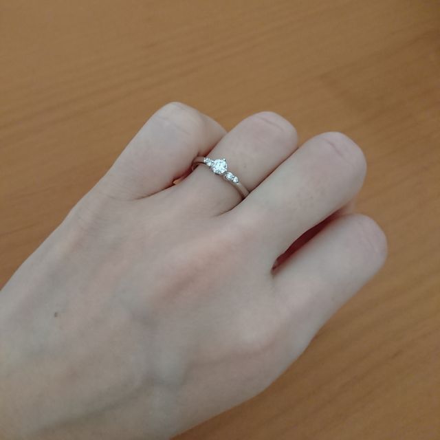 【4℃ BRIDAL(ヨンドシーブライダル)の口コミ】 5石のダイヤのキラキラ感が素敵で、可愛らしさと上品さ両方を感じられるこ…