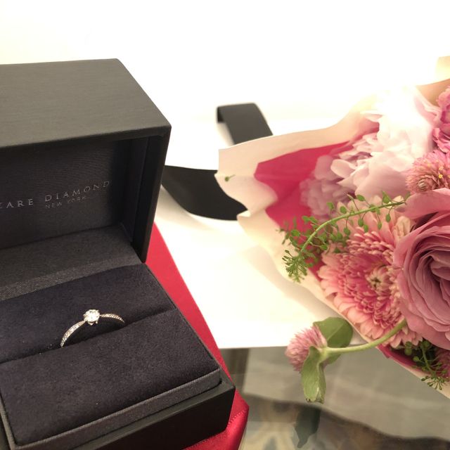 【ラザール ダイヤモンド(LAZARE DIAMOND)の口コミ】 ダイヤモンドの輝きと接客が決め手で購入しました。
他店を巡った後で少し…