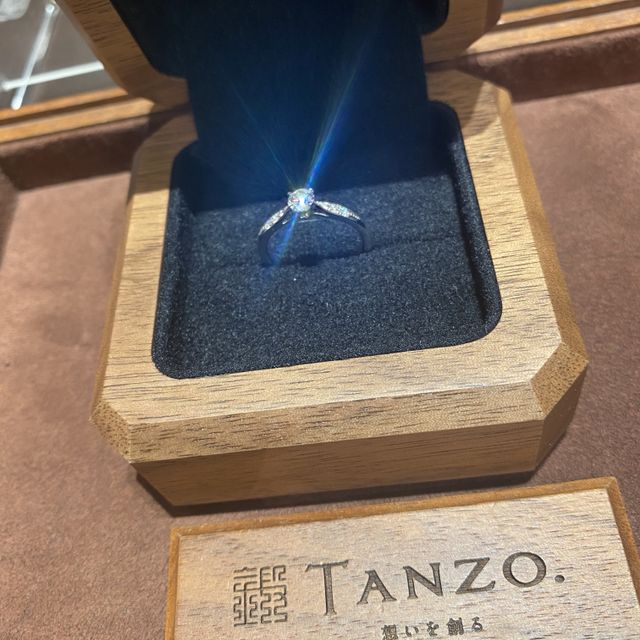 【TANZO.(鍛造指輪)の口コミ】 婚約指輪のデザインは1から話し合って自分で決める事ができました！！
色…