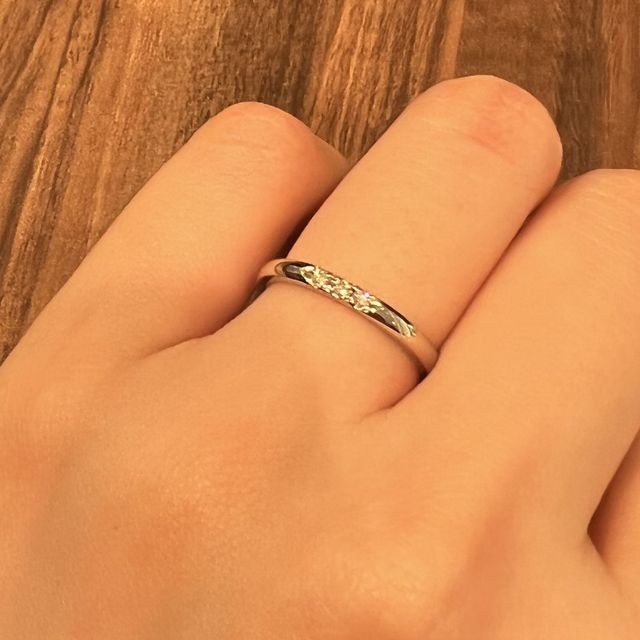 【MIKIMOTO(ミキモト)の口コミ】 ダイヤが3粒埋め込まれているもので、シンプルなデザインだけど、ダイヤが…