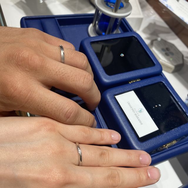 【銀座ダイヤモンドシライシの口コミ】 ウェーブ型デザイン。ダイヤ3石が中心にあるデザインで、側面にもあるデザ…