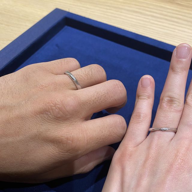 【BIJOUPIKO(ビジュピコ)の口コミ】 シンプルなデザイン。女性は中心にダイヤ3石あり、側面にかけて埋め込まれ…