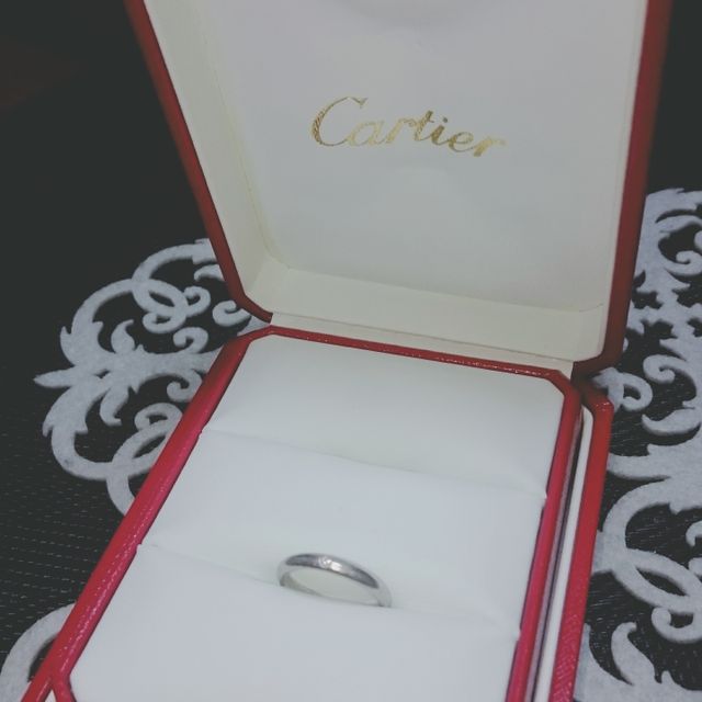 【カルティエ(Cartier)の口コミ】 決め手はシンプルさと予算です。

デザイン的にラインが入っていたり、形…