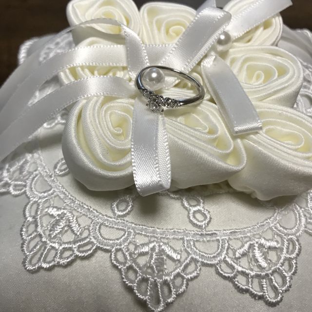 【4℃ BRIDAL(ヨンドシーブライダル)の口コミ】 結婚指輪と重ね付けできるものを探していて、とても綺麗なリングを見つけ…
