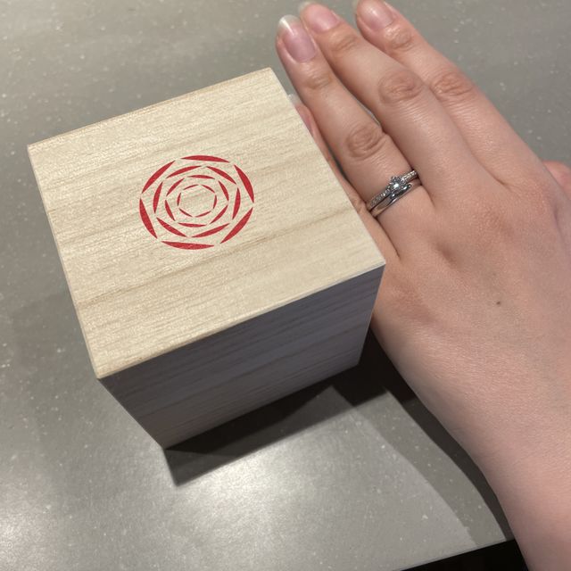 【出雲結(いずもゆい)の口コミ】 婚約指輪を購入する際、出雲結さんのサンプルをすべて種類を拝見させて頂…