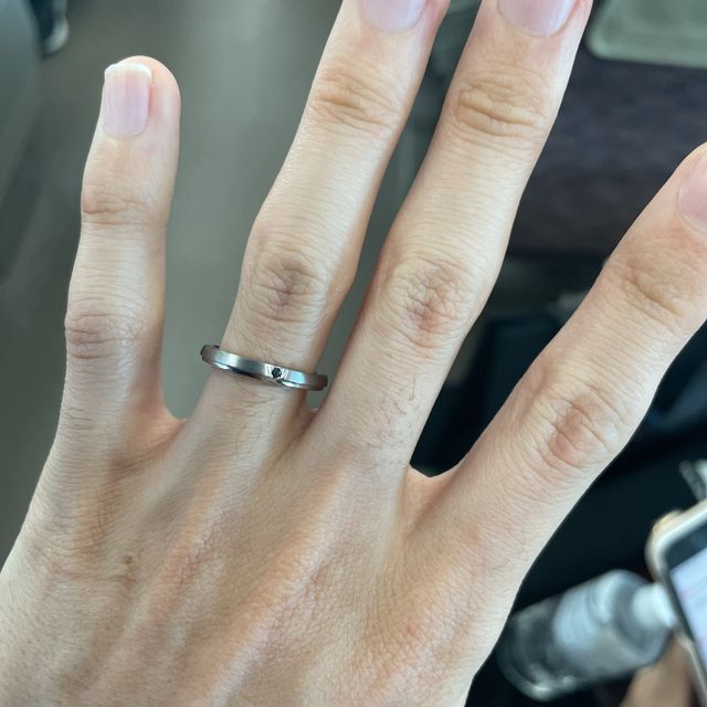 【エクセルコダイヤモンド(EXELCO DIAMOND)の口コミ】 シンプルさの中に小さなブラックダイヤがワンアクセントになっている見た…