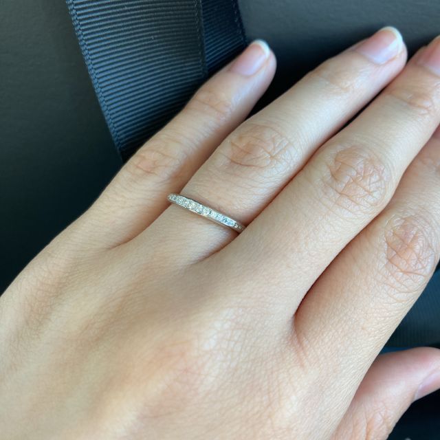 【エクセルコダイヤモンド(EXELCO DIAMOND)の口コミ】 宝石がたくさんついているけれど、シンプルなデザインのものを探していた…