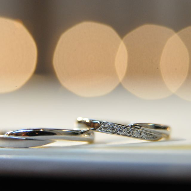 【4℃ BRIDAL(ヨンドシーブライダル)の口コミ】 もともとアクセサリーを付ける二人ではなかったため、指輪を付けていると…