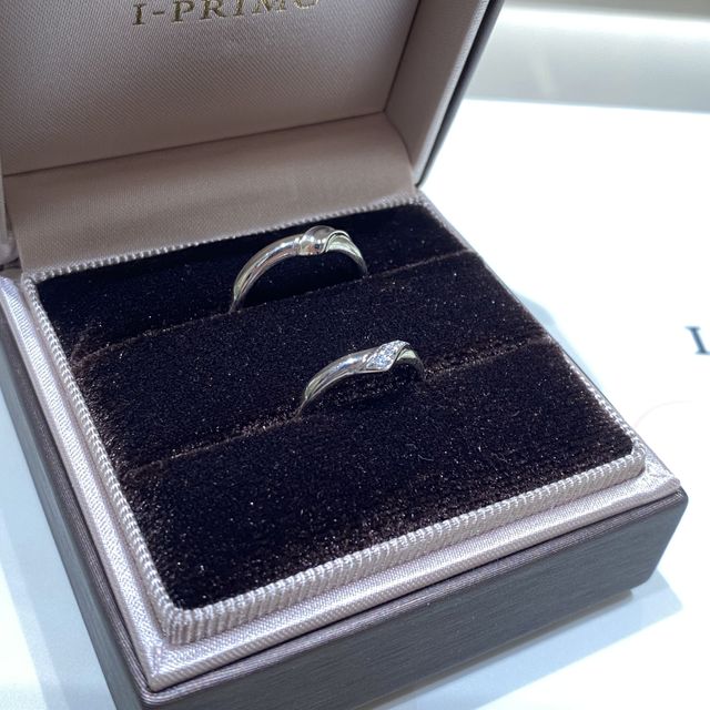 【アイプリモ(I-PRIMO)の口コミ】 V字の形が特徴的で、指が長く見えることからこの指輪に決めました。また、…