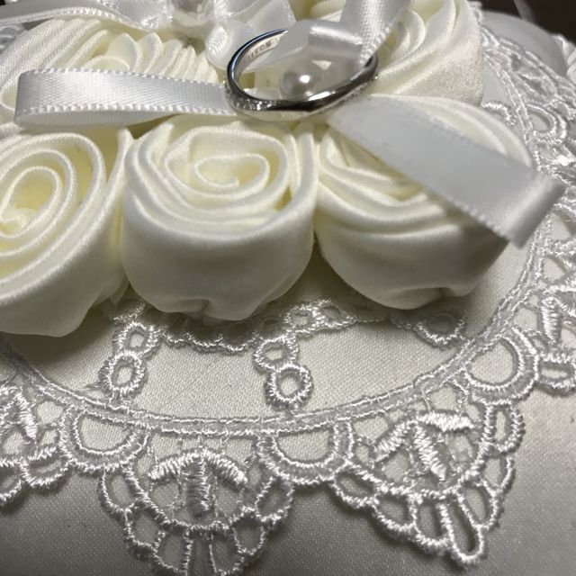 【4℃ BRIDAL(ヨンドシーブライダル)の口コミ】 エンゲージリングと重ねた時に、サイドにメレダイヤがついていることで、…