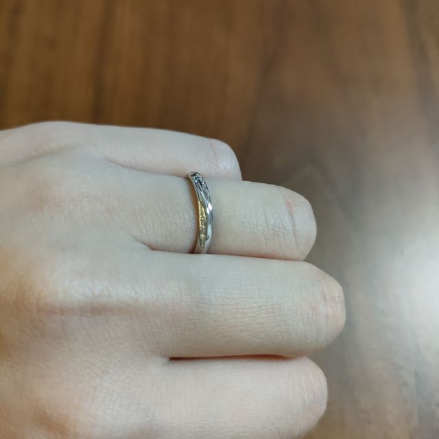 【銀座ダイヤモンドシライシの口コミ】 デザインがシンプルで大変気に入りました。若干ウェーブした感じと、控え…