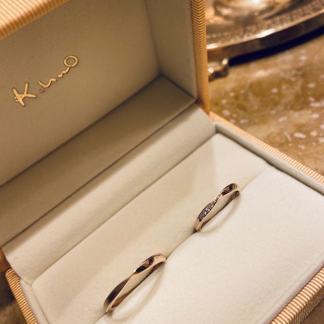 【ケイウノ ブライダル(K.UNO BRIDAL)の口コミ】 まず、私も主人もデザインに一目惚れでした。ひねりのあるシンプルなデザ…