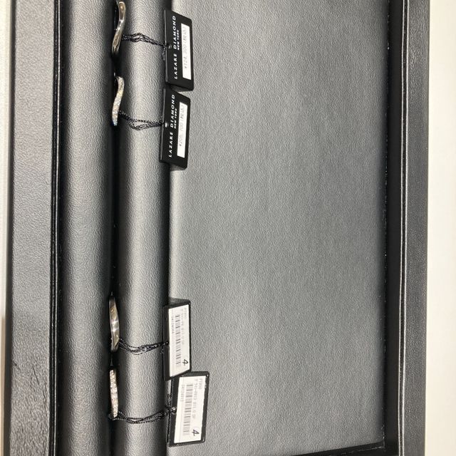 【ラザール ダイヤモンド(LAZARE DIAMOND)の口コミ】 ダイヤモンドにこだわりがあるのと、指輪が普段装着しやすいように丸くカ…