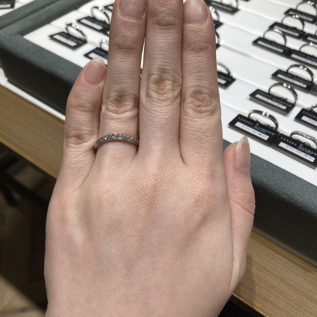 【ラザール ダイヤモンド(LAZARE DIAMOND)の口コミ】 ダイヤモンドにこだわりがあるのと、指輪が普段装着しやすいように丸くカ…