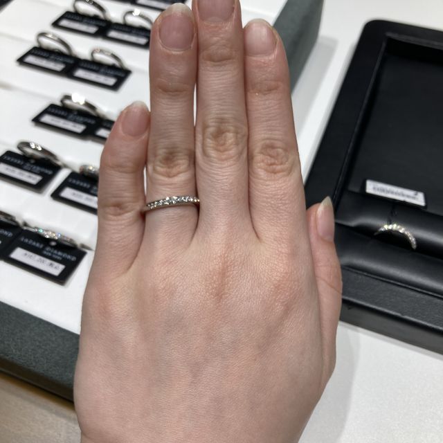 【ラザール ダイヤモンド(LAZARE DIAMOND)の口コミ】 ダイヤモンドにこだわりがあるのと、指輪が普段装着しやすいように丸くカ…