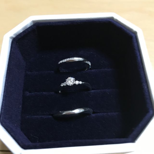 【4℃ BRIDAL(ヨンドシーブライダル)の口コミ】 重ね付けした時の綺麗さが決め手でした。少しウェーブしているリングなの…