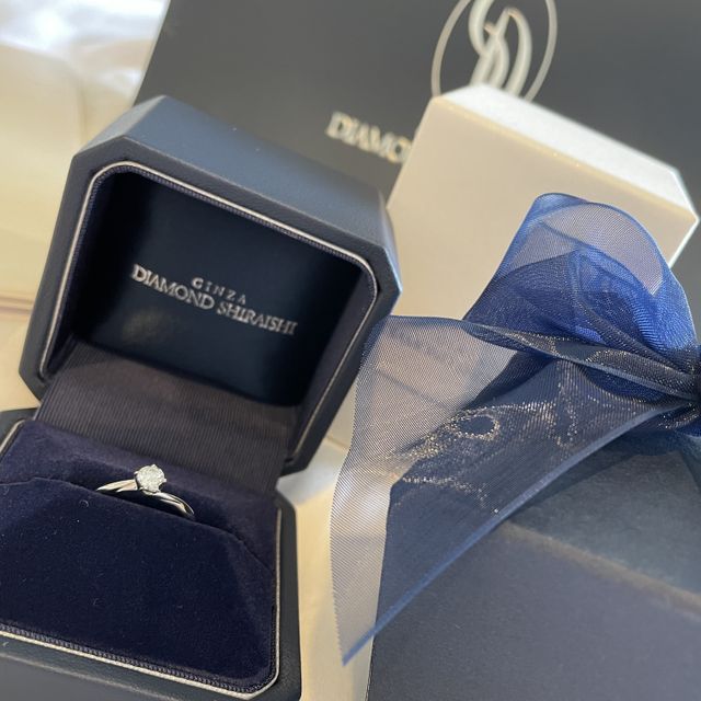 【銀座ダイヤモンドシライシの口コミ】 指輪のデザインは、主張しすぎないけどダイアモンドが綺麗に目立つように…