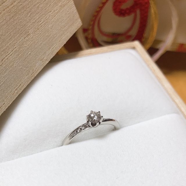 【TRECENTI(トレセンテ)の口コミ】 婚約指輪らしさのある一石ダイヤと好きなデザインの斜めにダイヤが入った…
