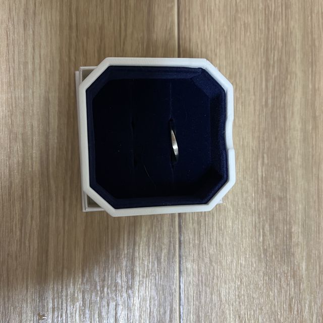 【4℃ BRIDAL(ヨンドシーブライダル)の口コミ】 指輪のデザインはウェーブしていてヘアクラックで光沢感を抑えたものを選…