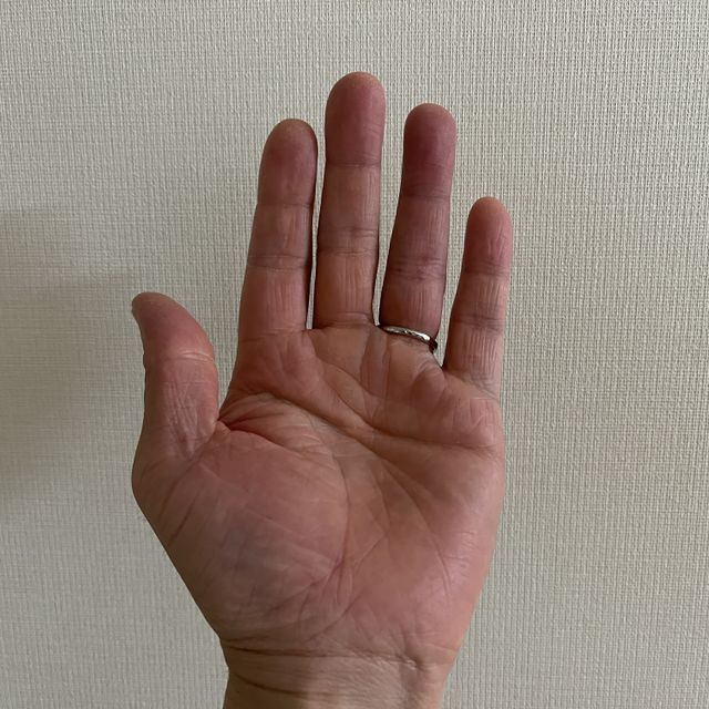 【4℃ BRIDAL(ヨンドシーブライダル)の口コミ】 指輪のデザインはウェーブしていてヘアクラックで光沢感を抑えたものを選…