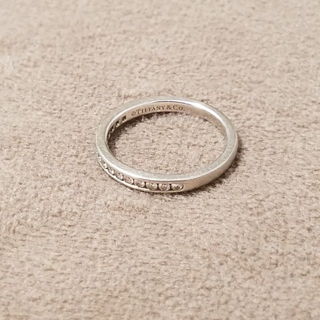 【ティファニー(Tiffany & Co.)の口コミ】 シンプルなデザインで候補を絞っていました。ダイヤ無しでのプラチナリン…