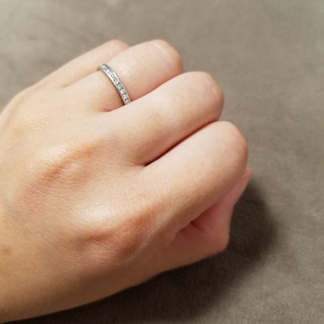 【ティファニー(Tiffany & Co.)の口コミ】 シンプルなデザインで候補を絞っていました。ダイヤ無しでのプラチナリン…