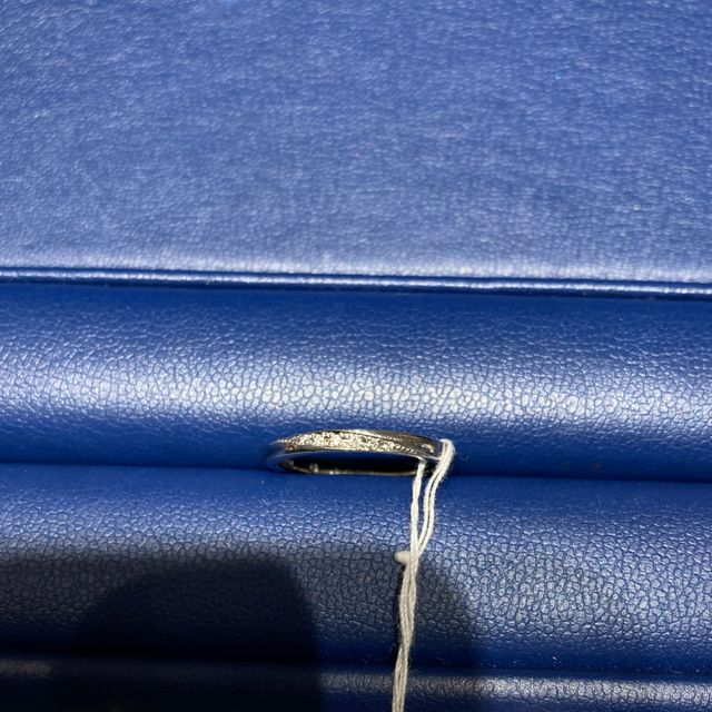 【銀座ダイヤモンドシライシの口コミ】 流れるようなラインでダイヤが入っており、手を動かすたびにキラリと光っ…