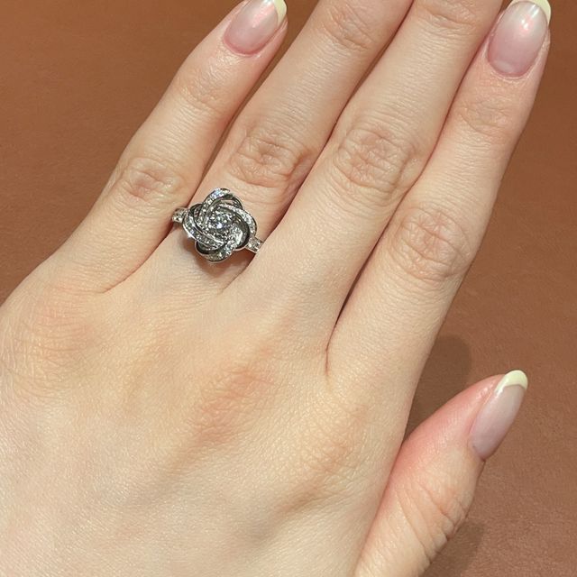 【ブシュロン(BOUCHERON)の口コミ】 他には無いデザインと歳を重ねても着けれるファッションリング的な要素が…