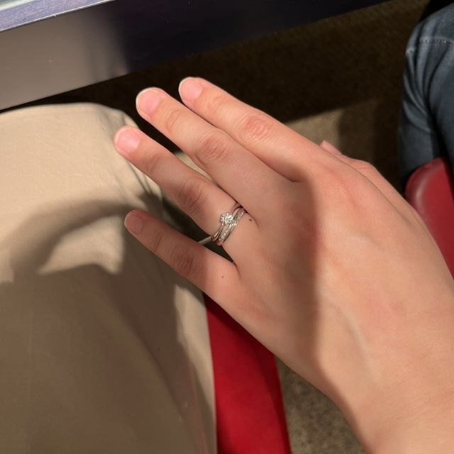 【銀座ダイヤモンドシライシの口コミ】 婚約指輪は、結婚式など特別な日につける予定だったので、一粒石タイプに…