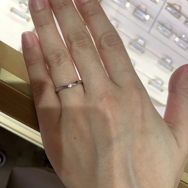 【カルティエ(Cartier)の口コミ】 v字にカーブしたデザインなので指が細く長く見えた。断面が平らなので着け…