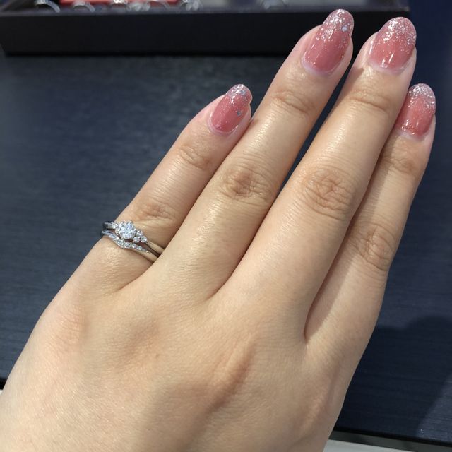 【CAFERING(カフェリング)の口コミ】 すでに手持ちの婚約指輪に、重ね付けして似合う物を探していました。こち…