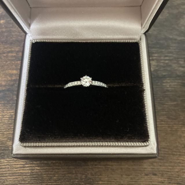 【アイプリモ(I-PRIMO)の口コミ】 結婚指輪と婚約指輪をセットで購入しました。
デザインが豊富だったので、…