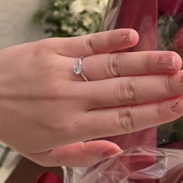 【銀座ダイヤモンドシライシの口コミ】 指輪のデザインはシンプルなものにしました。ダイヤモンドの4Cの中でカラ…