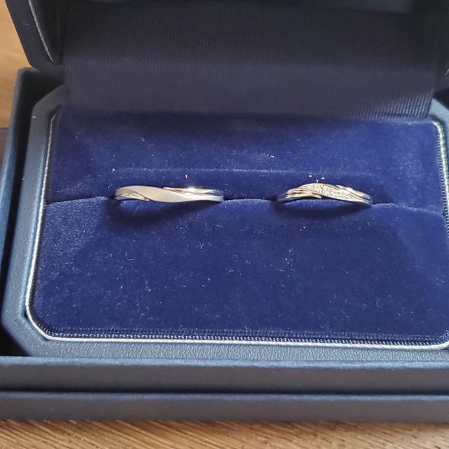 【銀座ダイヤモンドシライシの口コミ】 デザインは新婦にあわせて同じ商品にしました。
ブラスト加工がとてもよく…