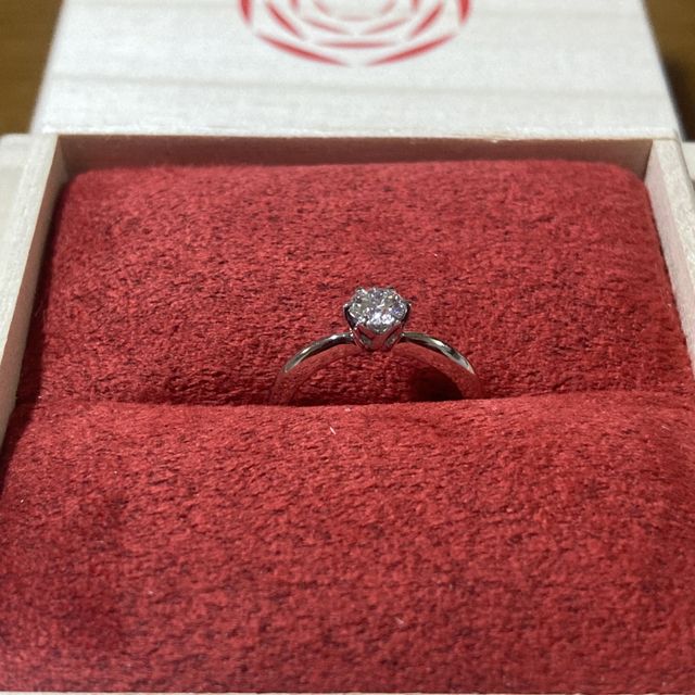 【出雲結(いずもゆい)の口コミ】 シンプルさ重視です。
ダイヤの一粒とダイヤが際立つ縦爪にこだわりました…