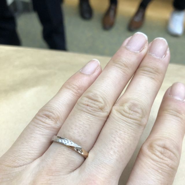 【nocur(ノクル)の口コミ】 ピンクゴールドとの2色デザインで単色よりも肌の色に馴染むところ。価格が…